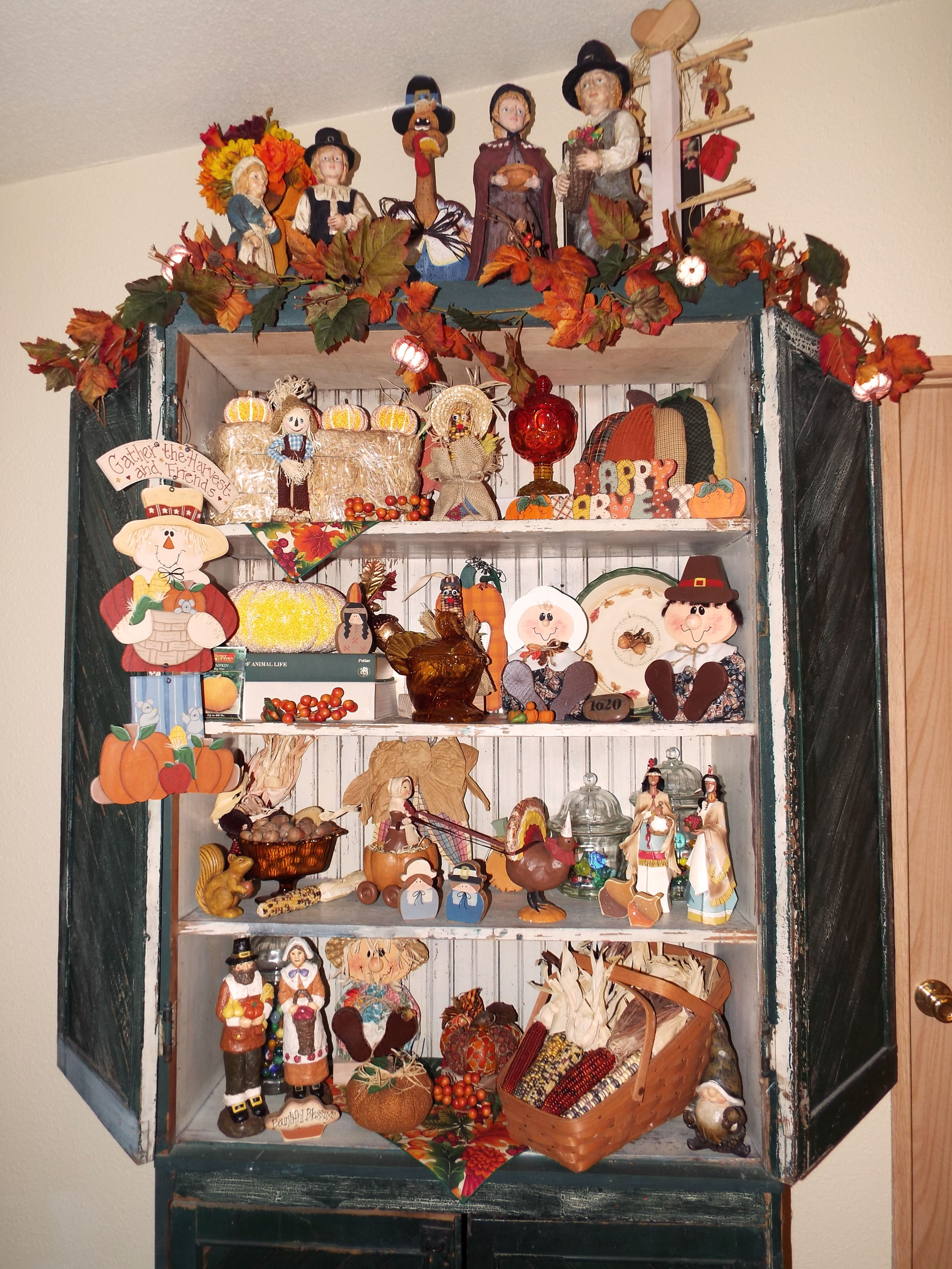 Thanksgiving decoration - The Holiday Hutch